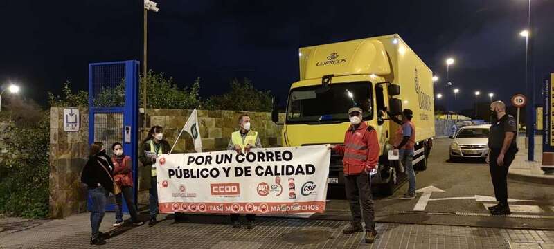 Imagen de un piquete nocturno en la sede de Correos en la capital grancanaria (Foto TA)